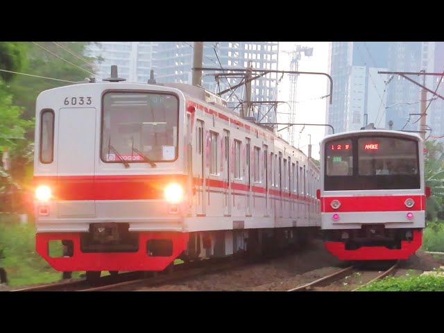 Kumpulan Kereta Api KRL Commuter Line TERBARU di Perlintasan Kereta Stasiun Pondok Cina DEPOK