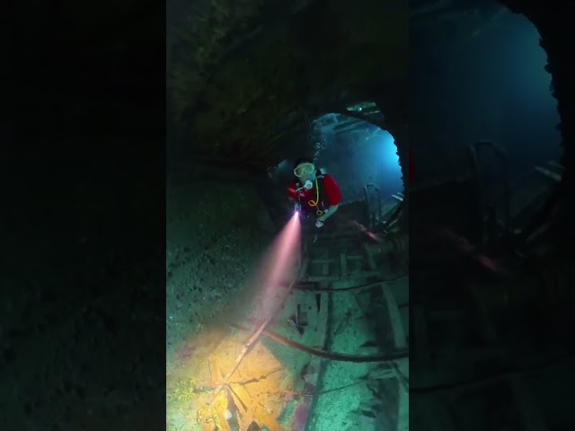 Wreck diving in the Caribbean off the coast of Roatán