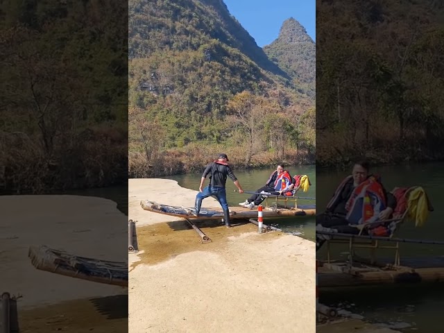 The Road Reached the Middle of the River During the Walk 😱