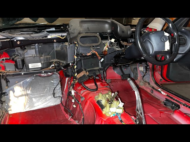 Rebuilding A Wrecked HSV VT Clubsport 5L Part 2. Time to gut this interior!!