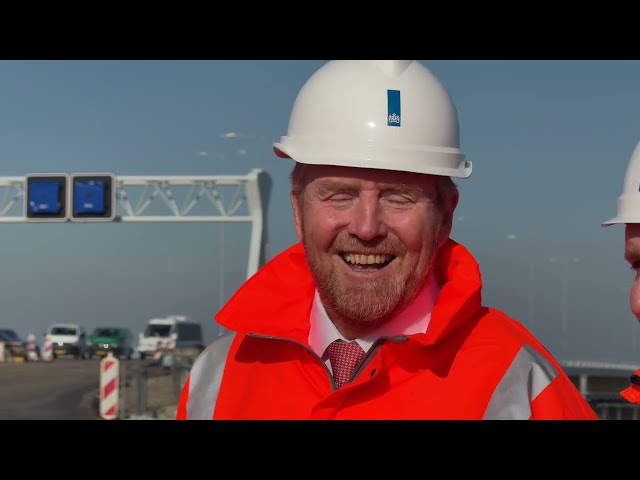 Ook koning Willem-Alexander ergert zich in het verkeer…