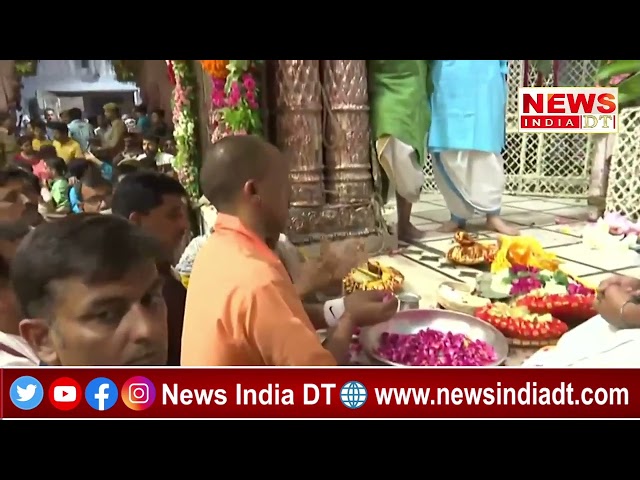 श्री बांके बिहारी मंदिर जी के दर्शन एवं पूजन करते मुख्यमंत्री योगी आदित्यनाथ