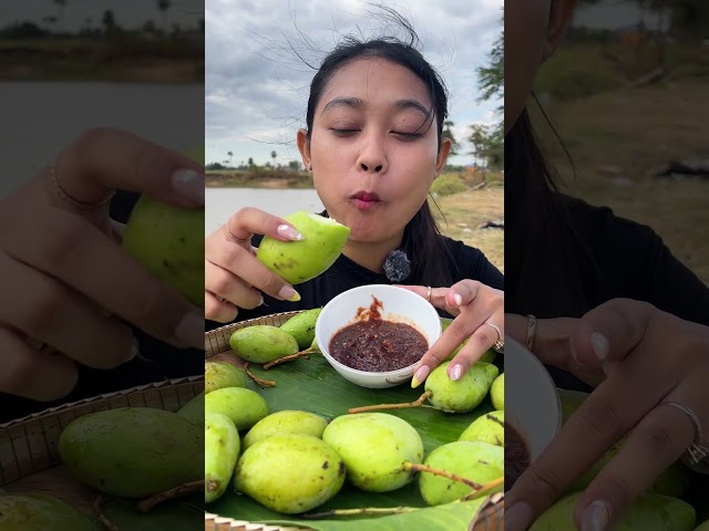 Eating mango with shrimp paste  #epiceating #cookingrecipes #mukbang #epiceats #cookingideas #food