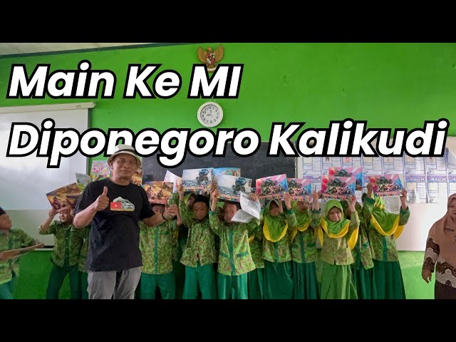 Mantri Ngapak Bagi2 Sepatu dan Alat tulis  Ke siswa MI Diponegoro Kalikudi Adipala