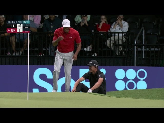 Tiger Woods can't contain his laughter as Kevin Kisner skulls it out of the bunker 😂