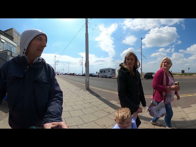 360 VR - Walking to the Beach at Blackpool