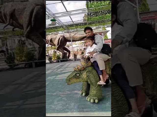 naek dinosaurus dengan bella