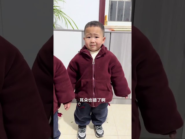 双胞胎兄弟犯错后一起罚站，这下大胖总算知道谁是大王了！#funny#双胞胎#萌娃#搞笑