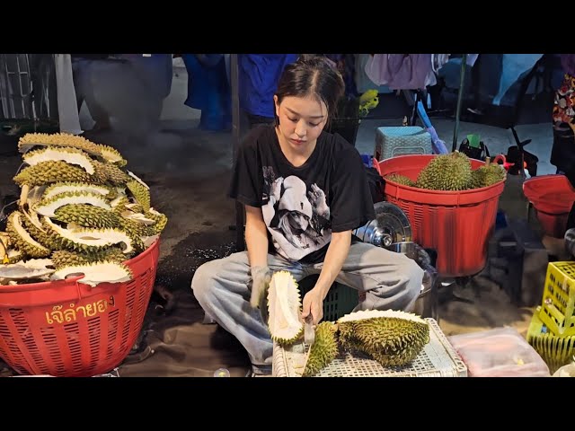 Hardworking Thai Lady Cutting Durian in Bangkok -Thai Street Food