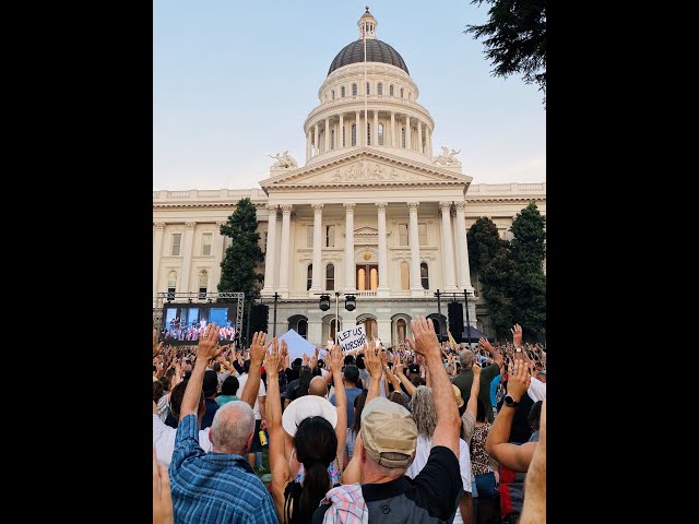 I Exalt Thee. Worship in California State Capitol, by Sean Feucht. 360° panorama.