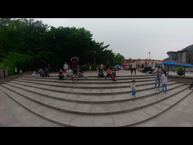 Yongma Park artificial waterfall in Seoul, Korea 360 vr video