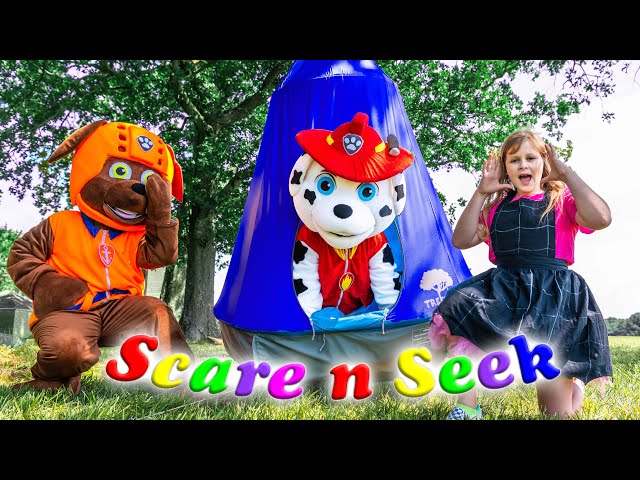 Asistant Plays Scare and Seek at the Paw Patrol Lookout Tower