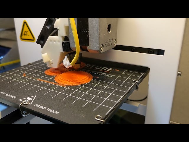 This is a view of the 3D printer printing. (3Dプリンターの印刷している様子です)