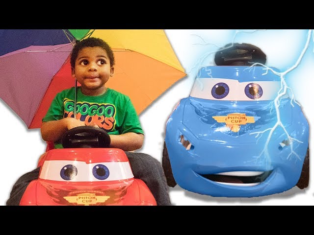 LIGHTNING MCQUEEN CHANGE HIS COLOR! LEARN COLORS WITH BALL PIT SHOW AND UMBRELLAS