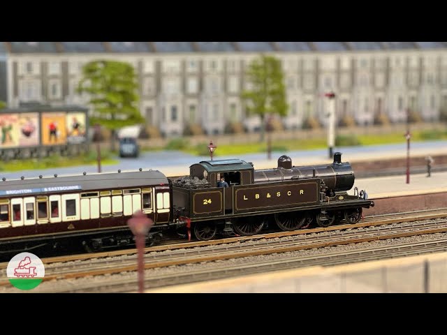 A BUSY O GAUGE STATION - Kensington Addison Road (O Gauge)