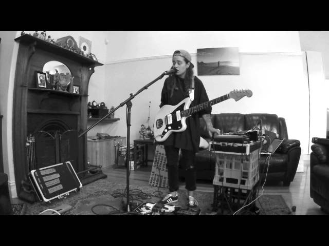 TASH SULTANA - JUNGLE (LIVE BEDROOM RECORDING)