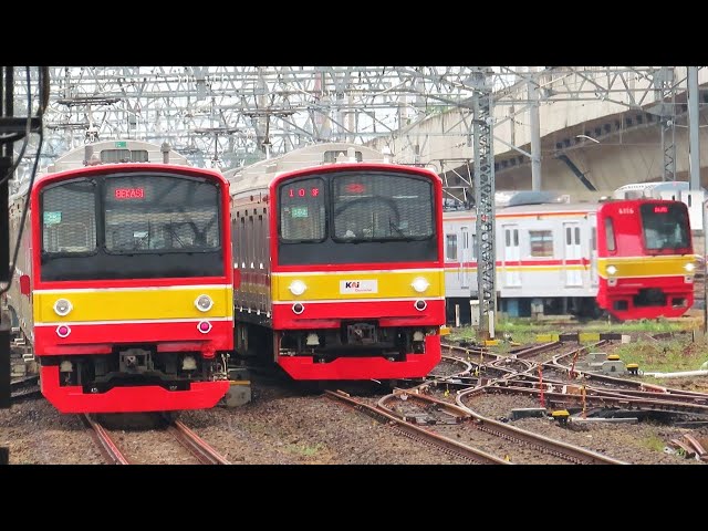 Kumpulan Kereta KRL Commuter Line di Stasiun Manggarai : Banyak KRL Bogor & KRL Bekasi