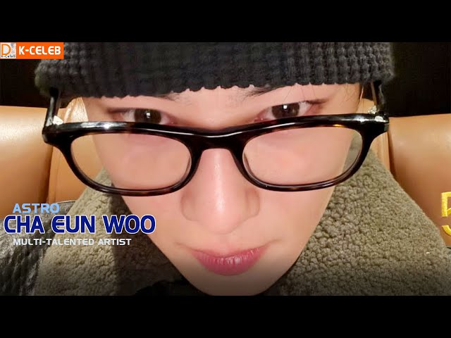 Cha Eun Woo takes a selfie of his genius face even though he's wearing glasses