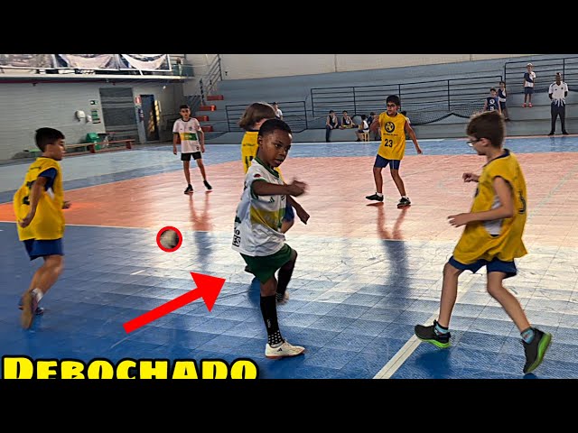 QUANDO A CRIANÇA DECIDE MITAR NO FUTSAL