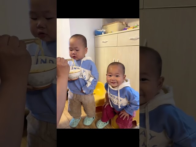 Cute Twins Fighting For Food#funny twins#cute twins #cutebaby#funnyvideos#smile #baby #twins