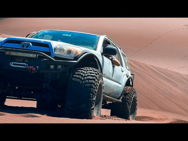 Enfrentamiento 4x4 en arena: Toyota 4Runner vs Jeep Wrangler