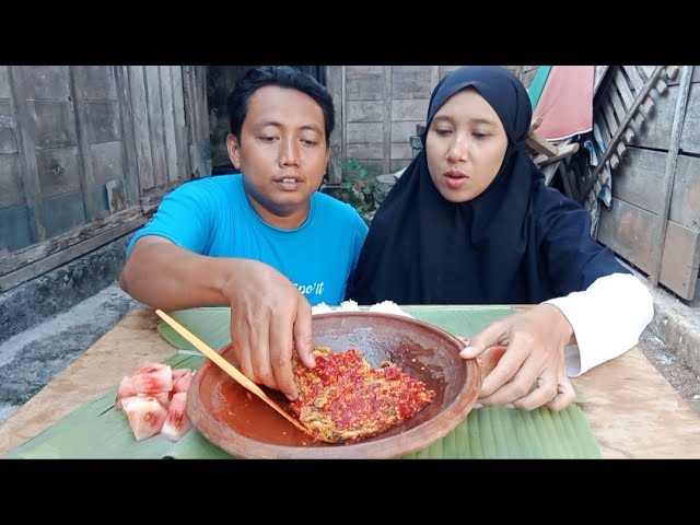 PEDASNYA GILA ! MUKBANG TELUR DADAR SAMBAL BAWANG MANDI CABE + LALAP SEMANGKA #asmr