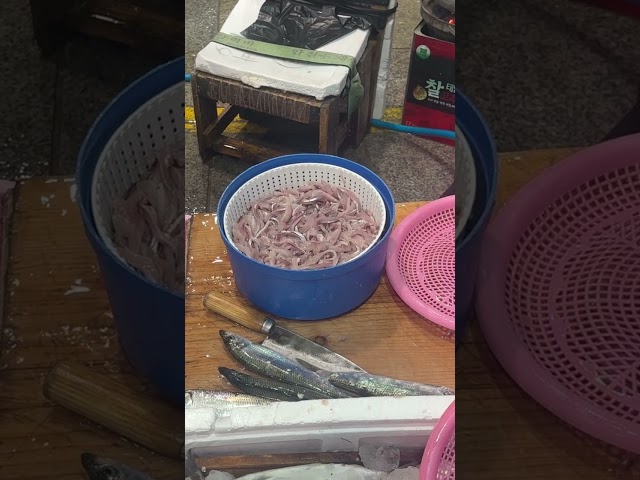 #shorts #Herring sashimi #seasonal cuts #Jukdo market #Fish market #청어회 #세절기 #죽도시장 #어시장