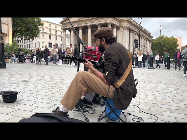 🇬🇧 [4K] Sep 2022, Andre  Busker Neves play Harmonica and Guitar , Trafalgar Square London