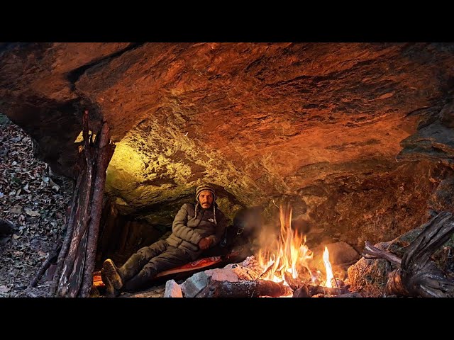 Building a Survival Shelter under the Cliff, Winter Bushcraft Camping in the Rainforest