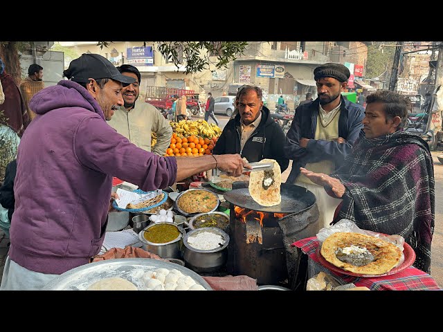 60/- Rs PAKISTANI ROADSIDE BREAKFAST 😍 ALOO PARATHA WITH SAAG & MAKHAN - DESI CHEAPEST STREET FOOD