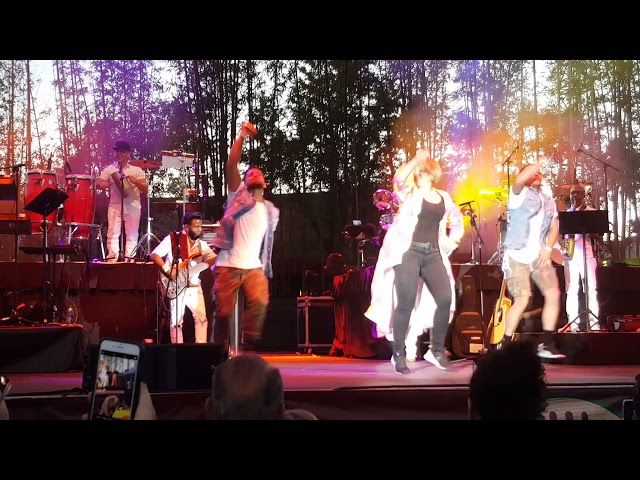 Olga Tañón canta Que se Vaya, en Busch Gardens.