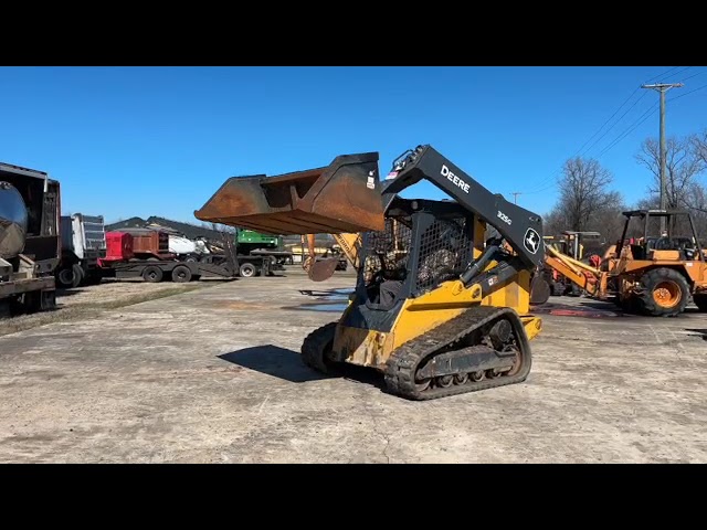 Lot 1616 -  John Deere 3256 skid steer with bucket