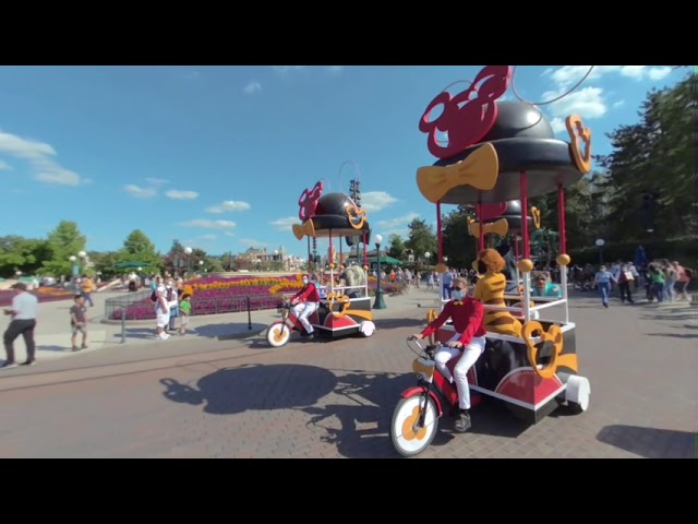 Disneyland Paris Mini Parade with Stitch and friends second part (VR180 3D)