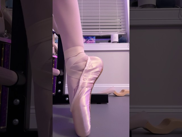 Some pointe for the day!! #ballet #pointe #ballerina #pointeshoes #viral