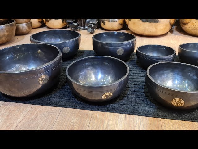 Omsingingbowl: Black Edition Seven Chakra Set #omsingingbowl #omsajan #sevenchakraset