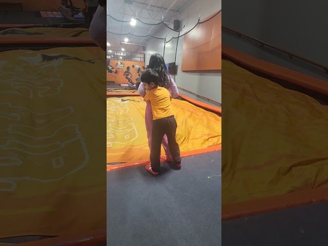 Disfrutando #trampoline #amor #familia #hermanos #viral#love#jump#divercion