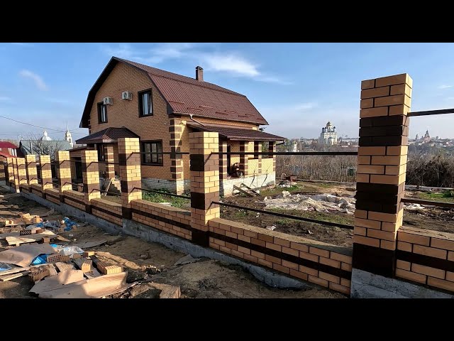 Строительство высокого забора на участке с уклоном. Construction of a high fence on a sloping site.