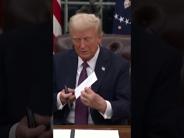 Donald Trump shows reporters Joe Biden’s letter | REUTERS