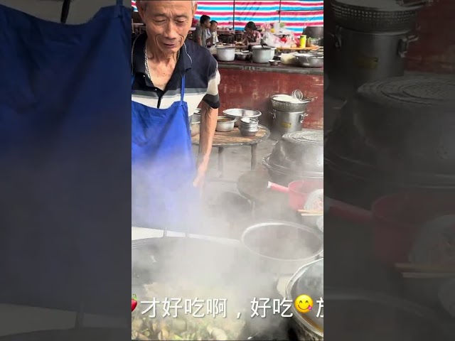 A 70-year-old couple in Yulin  Guangxi  has been selling stir-fried vegetables for 30 years  sellin