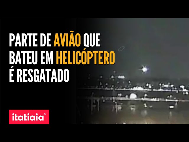 EQUIPES RECUPERAM PARTE DA FUSELAGEM DE AVIÃO QUE COLIDIU COM HELICÓPTER EM WASHINGTON