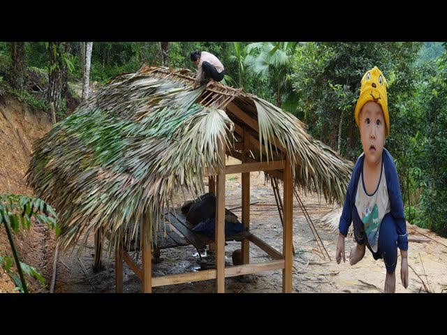 Single mother and baby have completed 90% of the house, built a roof on a rainy day