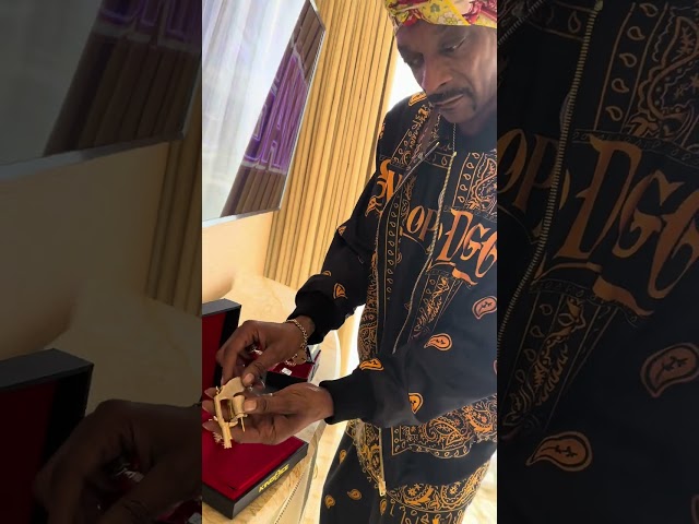 Snoop Unboxing Our 38 Special Pendant #snoop #snoopdogg #kingice #hiphop #jewelry