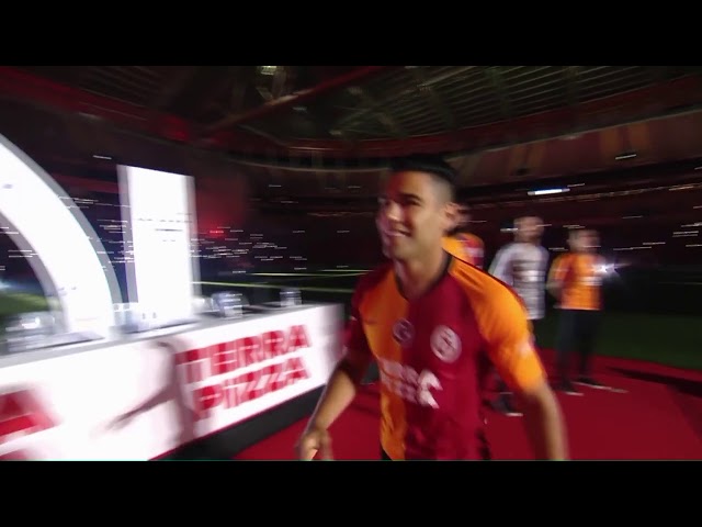 Presentación de FALCAO En el estadio del Galatasaray