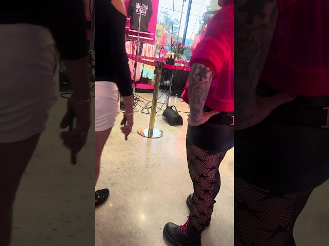 JEFFREE STAR ATTACKS Fans at Meet and Greet! LA Opening of Makeup and Meat #jeffreestar #shorts