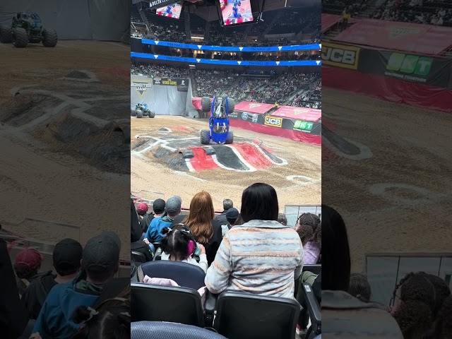 #viralvideo #automobile #awesom #awesoom #cool #awesome #monsterjam #monstertruck #dirt