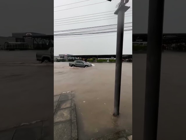 Chuvas fortes causam alagamento no terminal do Boqueirão Curitiba PR  hoje a tarde seg,3/2/2025⛈️