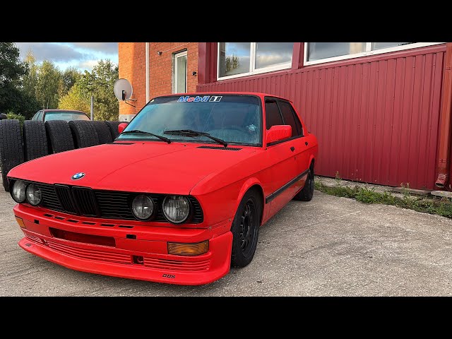 Bmw e28 5 series racing in Porsche track.