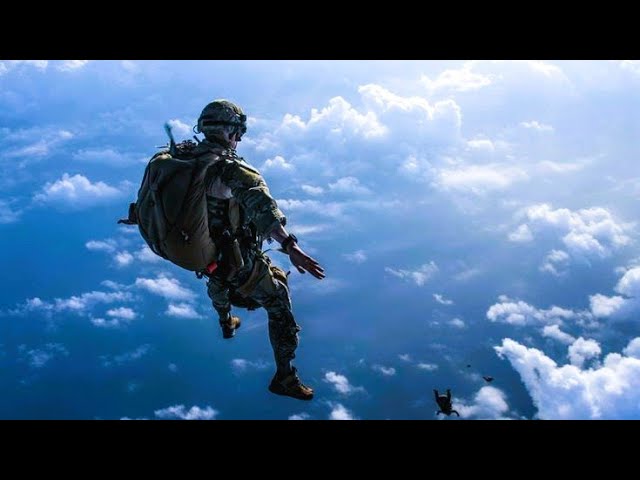 How does the US Air Force Parachute?