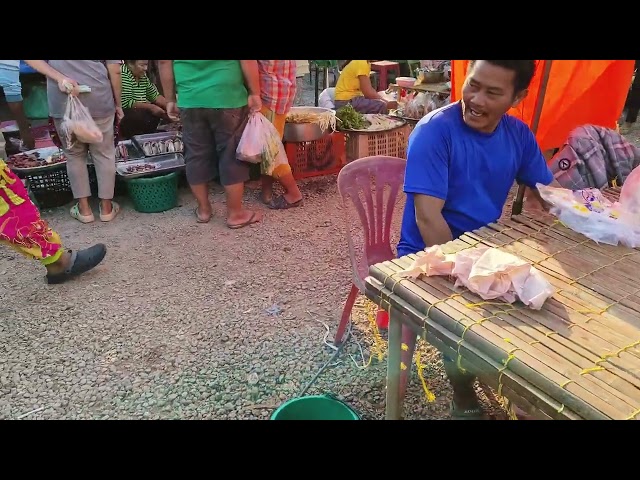 ตลาดนัดวันพุธเช้าในเมืองปราจีนบุรี มีของพื้นบ้านมาขายเต็มไปหมดราคาไม่แพง