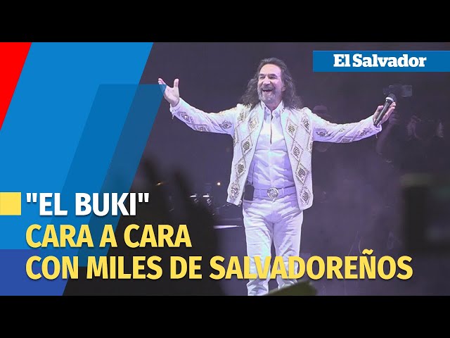 "El Buki" y miles de salvadoreños en una noche sentimental